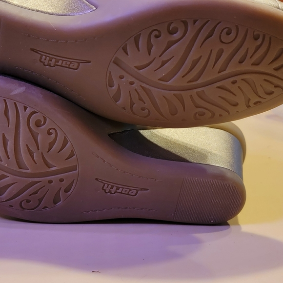 Earth Sz7B Platinum heeled sandals. NWOT - Picture 4 of 7